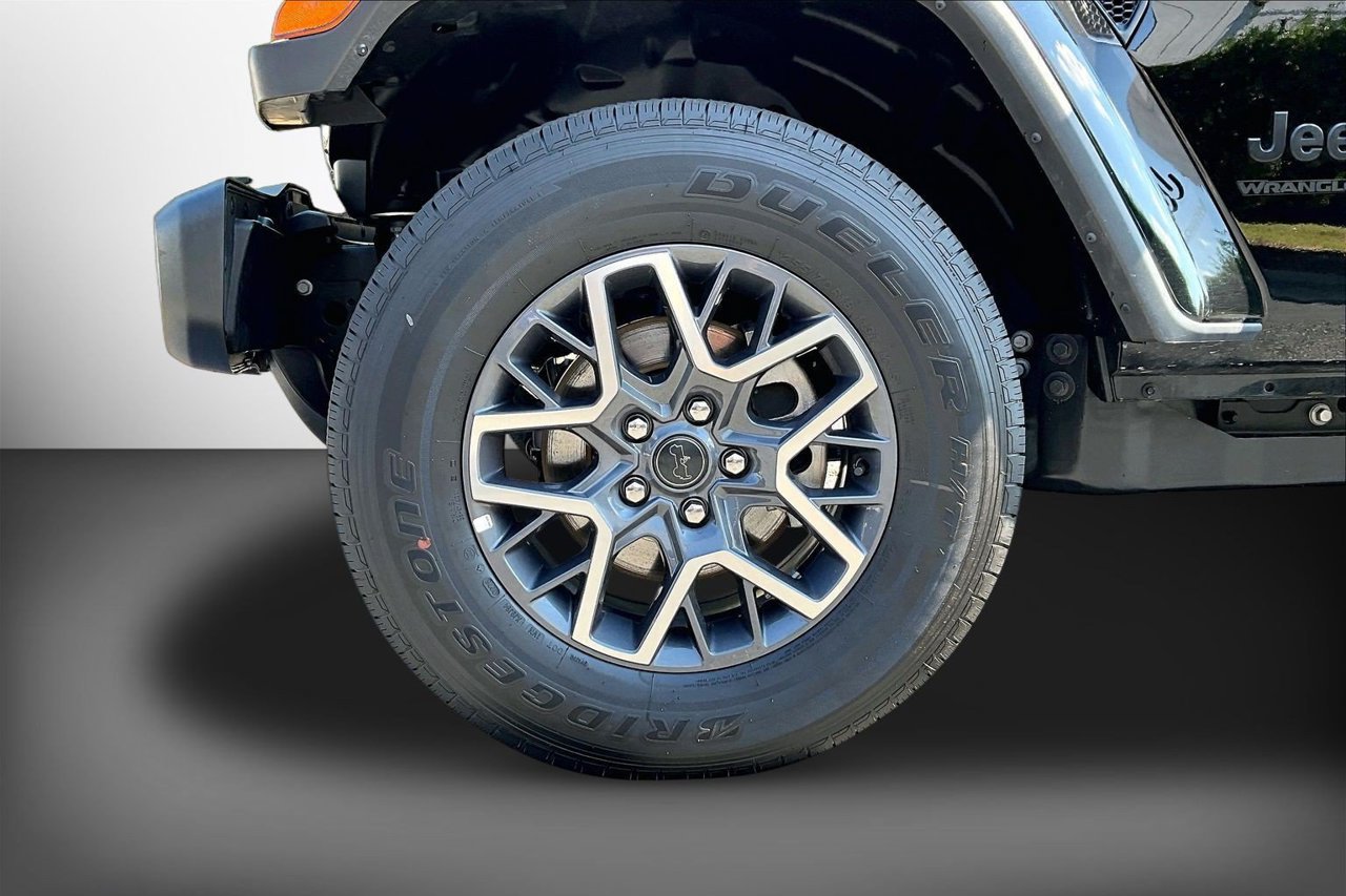 Certified 2026 Jeep Wrangler Unlimited Sahara AWD/4WD image 31