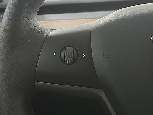 Used 2025 Tesla Model Y Long Range RWD image 14