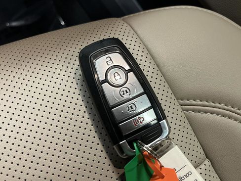 Used 2024 Ford Expedition XLT image 30