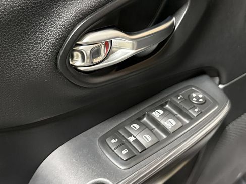 Used 2017 Jeep Cherokee Limited FWD image 20