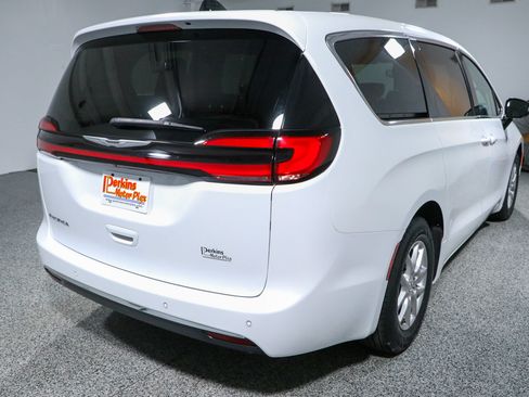 Used 2024 Chrysler Pacifica Touring-L FWD image 7