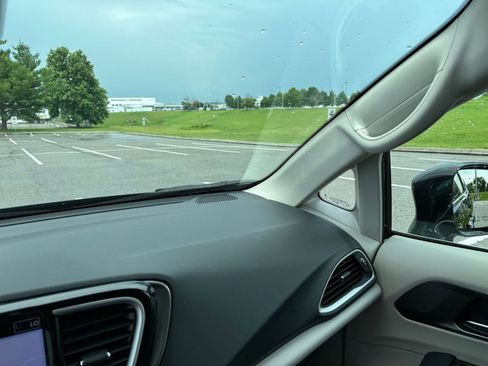 Used 2024 Chrysler Pacifica Touring-L image 29