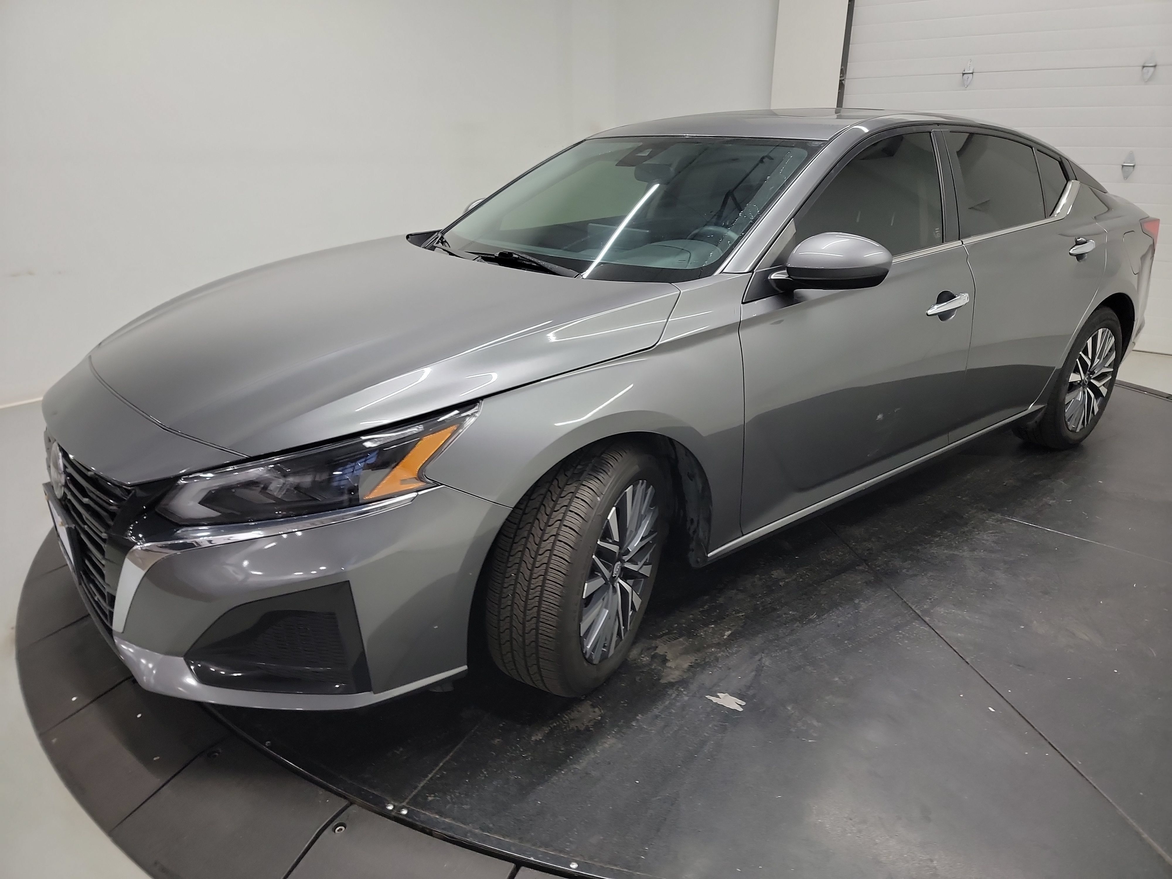 Used 2023 Nissan Altima 2.5 SV w/ SV Premium Package FWD image 3