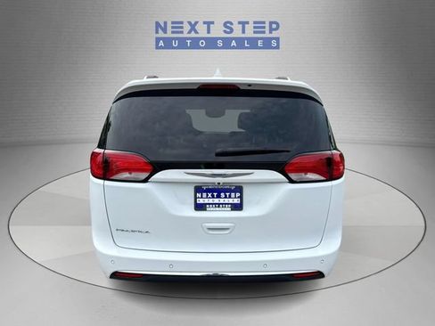 Used 2018 Chrysler Pacifica Touring-L FWD image 7
