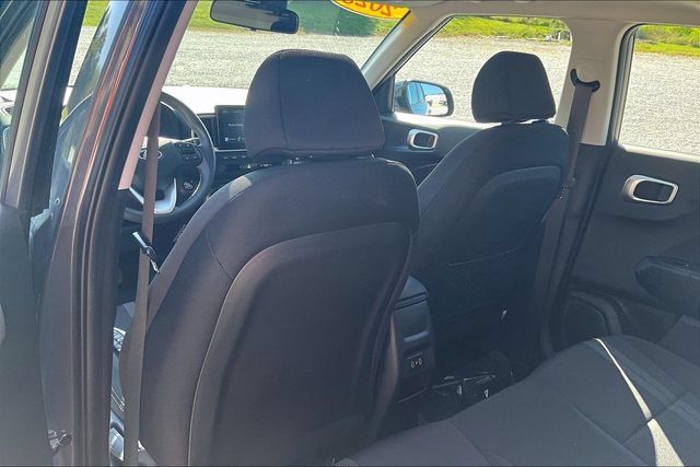 Used 2025 Hyundai Venue SEL FWD image 32