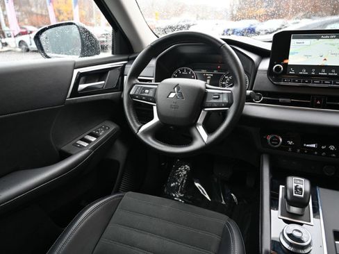 Used 2024 Mitsubishi Outlander SE Black Edition image 14