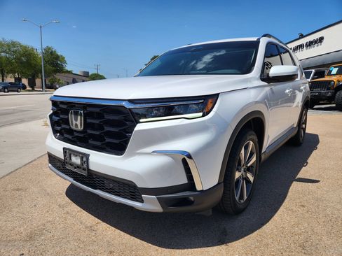 Used 2025 Honda Pilot Touring image 1