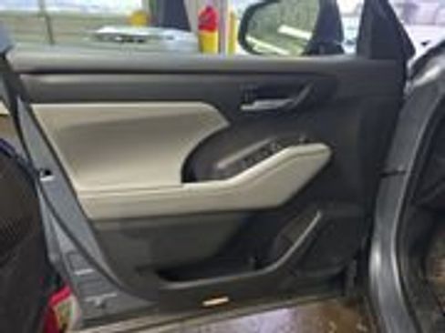 Used 2024 Toyota Highlander XLE image 9