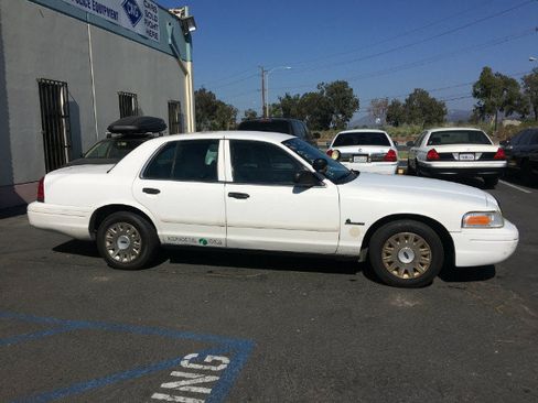Used 2004 Ford Crown Victoria Police Interceptor RWD image 3