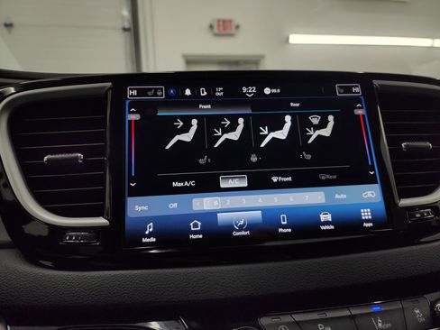 Used 2024 Chrysler Pacifica Touring-L image 45