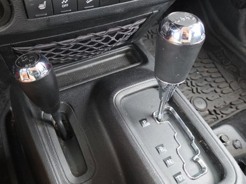 Used 2014 Jeep Wrangler Unlimited Sahara w/ Connectivity Group AWD/4WD image 19