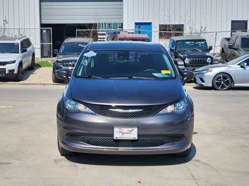 Used 2023 Chrysler Voyager LX image 6