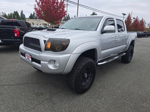 Used 2011 Toyota Tacoma 4x4 Double Cab w/ TRD Sport Pkg w/JBL Audio image 3