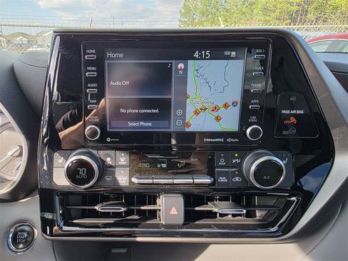 Used 2022 Toyota Highlander XLE image 19