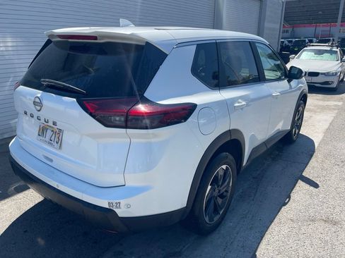 Certified 2025 Nissan Rogue SV FWD image 3
