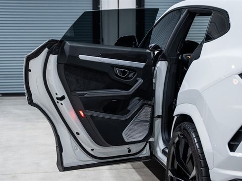 Used 2022 Lamborghini Urus AWD/4WD image 28