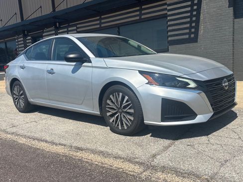Used 2024 Nissan Altima 2.5 SV FWD image 3