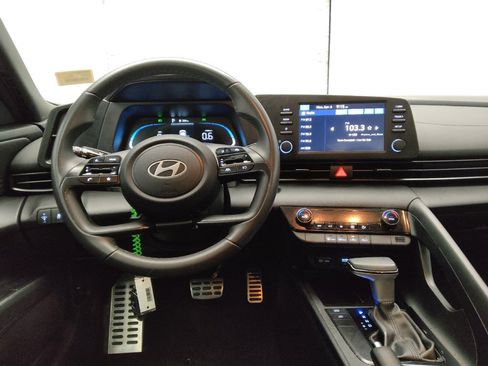Used 2025 Hyundai Elantra Sport image 22
