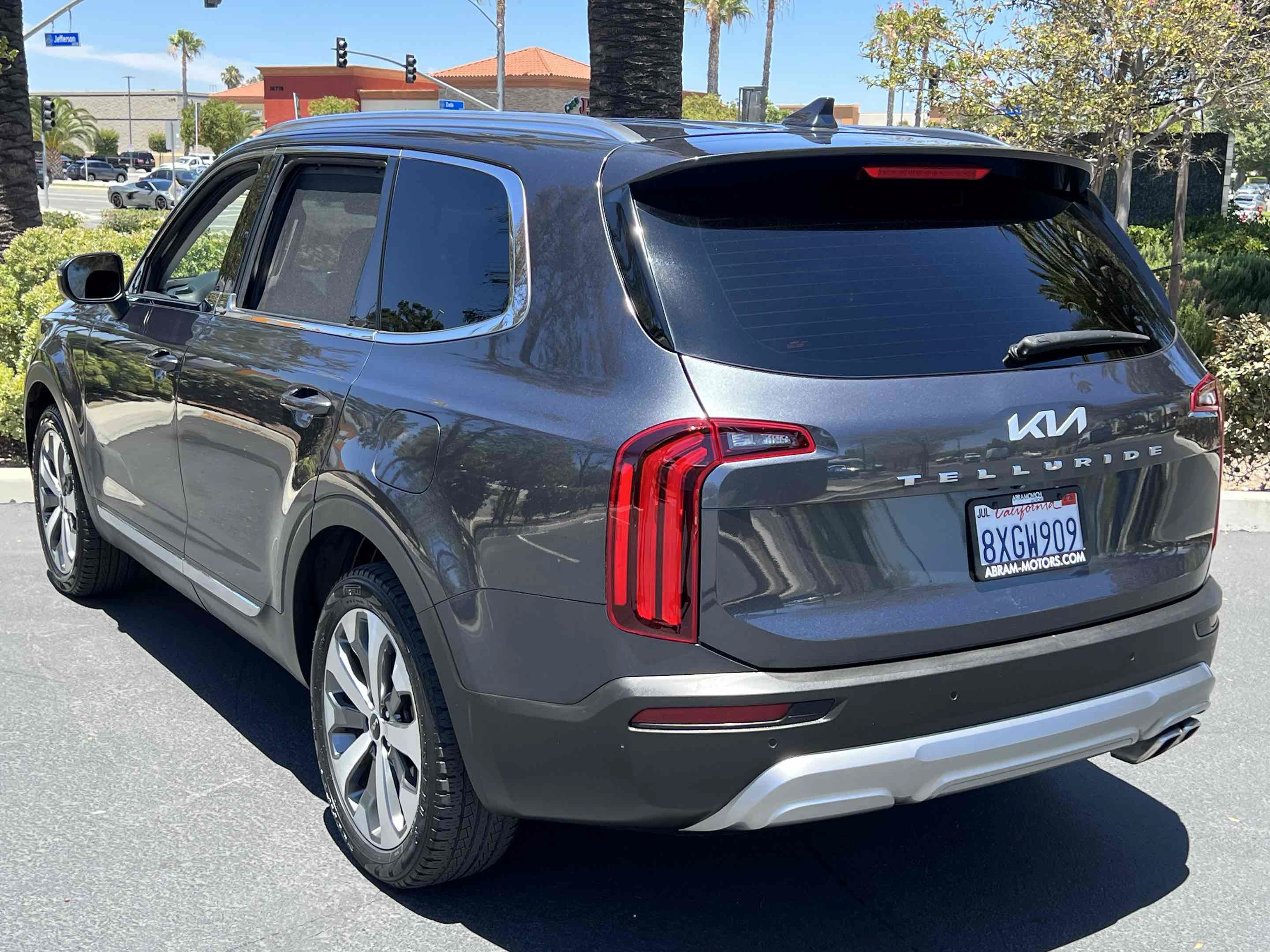 Used 2022 Kia Telluride EX w/ EX Premium Package FWD image 2