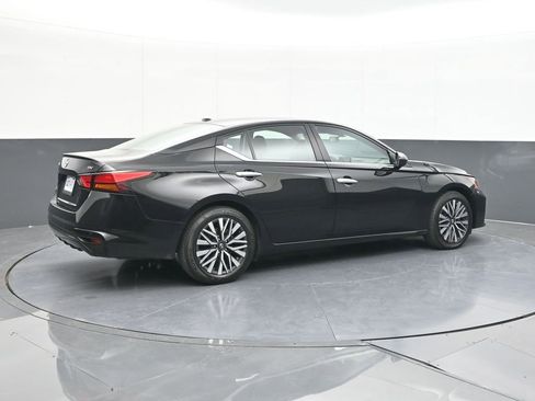 Used 2024 Nissan Altima 2.5 SV image 12