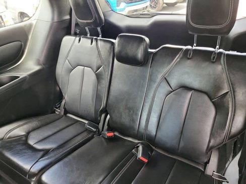 Used 2025 Chrysler Pacifica Select FWD image 13