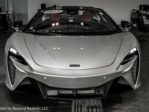 Used 2025 McLaren Artura Base image 2