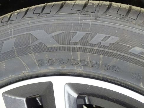 Used 2022 Nissan Versa SV w/ Trunk Package image 37