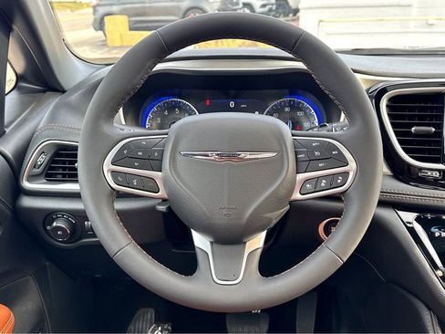 Used 2024 Chrysler Pacifica Pinnacle image 16