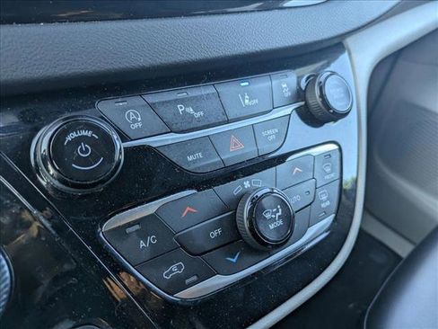 Used 2024 Chrysler Pacifica Touring-L FWD image 11