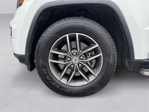 Used 2017 Jeep Grand Cherokee Limited w/ Luxury Group II image 9