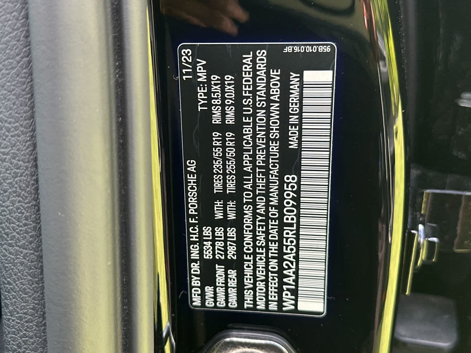 Certified 2024 Porsche Macan AWD/4WD image 32