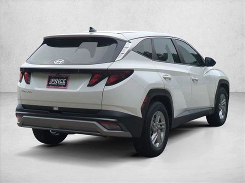 Used 2025 Hyundai Tucson SE image 2