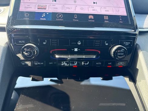 Used 2025 Jeep Grand Cherokee Limited w/ Black Appearance Package RWD image 10