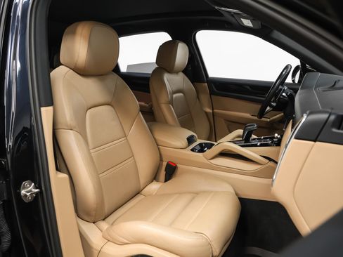Certified 2019 Porsche Cayenne E-Hybrid AWD/4WD image 24