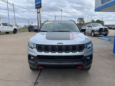 Used 2025 Jeep Compass Trailhawk AWD/4WD image 2