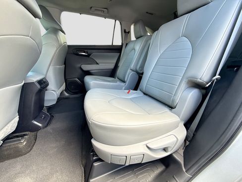 Used 2024 Toyota Highlander XLE AWD/4WD image 19