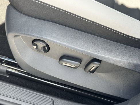 Used 2025 Volkswagen Taos SE FWD image 18