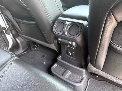 Used 2022 Jeep Wrangler Unlimited Sahara w/ Cold Weather Group AWD/4WD image 17