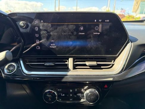 Used 2025 Chevrolet Trax RS w/ Sunroof Package FWD image 24