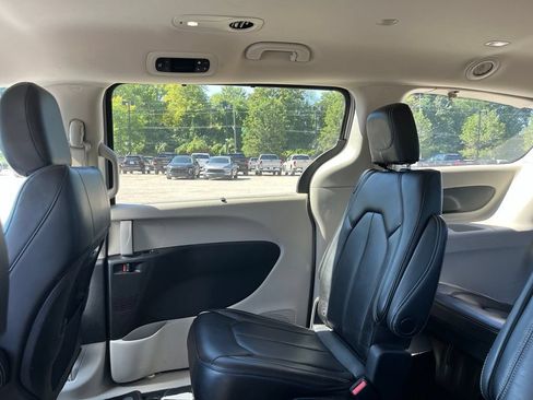 Used 2023 Chrysler Pacifica Touring-L FWD image 23