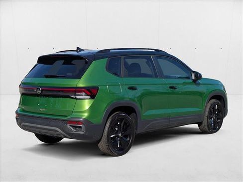 New 2025 Volkswagen Taos SE FWD image 2