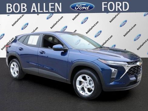 Used 2024 Chevrolet Trax LS w/ LS Convenience Package FWD image 2