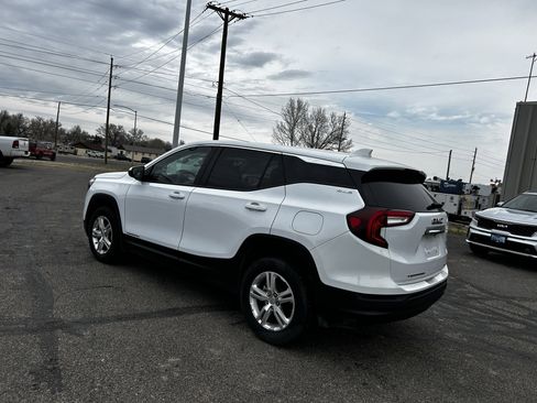 Used 2024 GMC Terrain SLE image 3