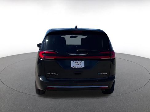 Used 2023 Chrysler Pacifica Touring-L image 12