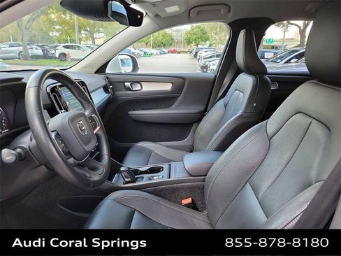 Used 2020 Volvo XC40 T4 Momentum image 11