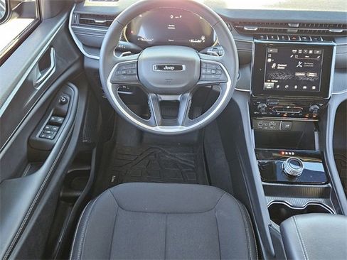 Used 2025 Jeep Grand Cherokee Laredo image 7