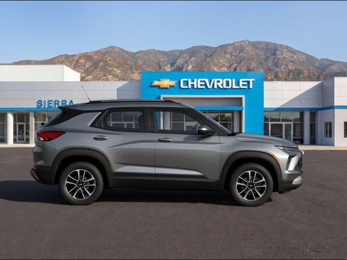 New 2026 Chevrolet TrailBlazer LT w/ Midnight Edition FWD image 2