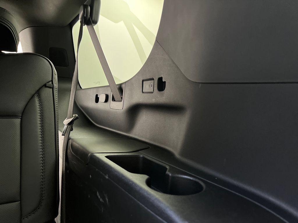 Used 2025 GMC Yukon XL Denali RWD image 40