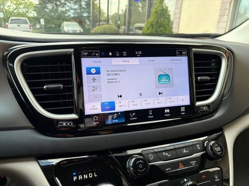 Used 2023 Chrysler Pacifica Touring-L FWD image 29