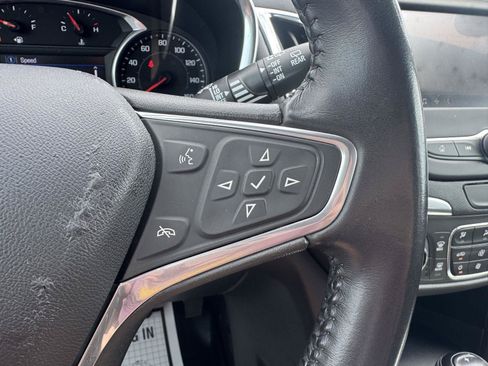 Used 2021 Chevrolet Equinox LT FWD image 16